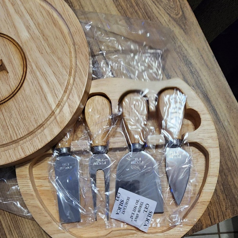 NIB Monogrammed Grande Chef Gourmet 5 pc Cheese Set and Cutting Board - Picture 5 of 5